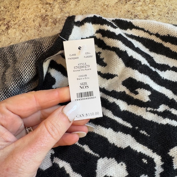 WHITE HOUSE BLACK MARKET BLACK AND WHITE ANIMAL PRINT MIX ONE SIZE FITS ALL WRAP - Picture 7 of 16